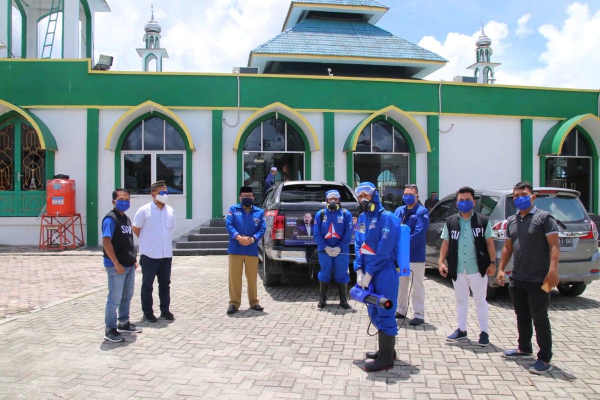 demokrat_dpc's tweet photo. Demokrat membagikan masker dan APD d 
kepada masyarakat dan tim medis pengangan Covid-19
Disertai Penyemprotan desinfektan Ketempat umum
Di Kota  Subulusalam https://t.co/PvsV9Jsgvg