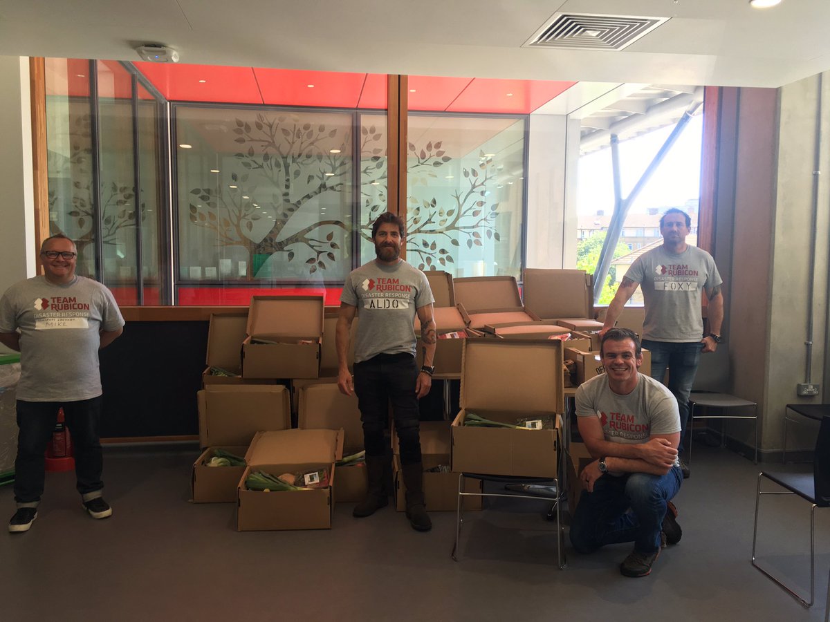 GeorginaC_NHS's tweet photo. Great to have @TeamRubiconUK CEO Richard Sharp @sharptruk join us @GSTTnhs packing &amp;distributing fresh food donations to our staff on their lunch break &amp;to the Guys cancer centre. Big thanks to @jason_carl_fox and @AldoKane for all your help 🙌🏻#spreadingkindnessnotcovid https://t.co/IbUkl14YCI