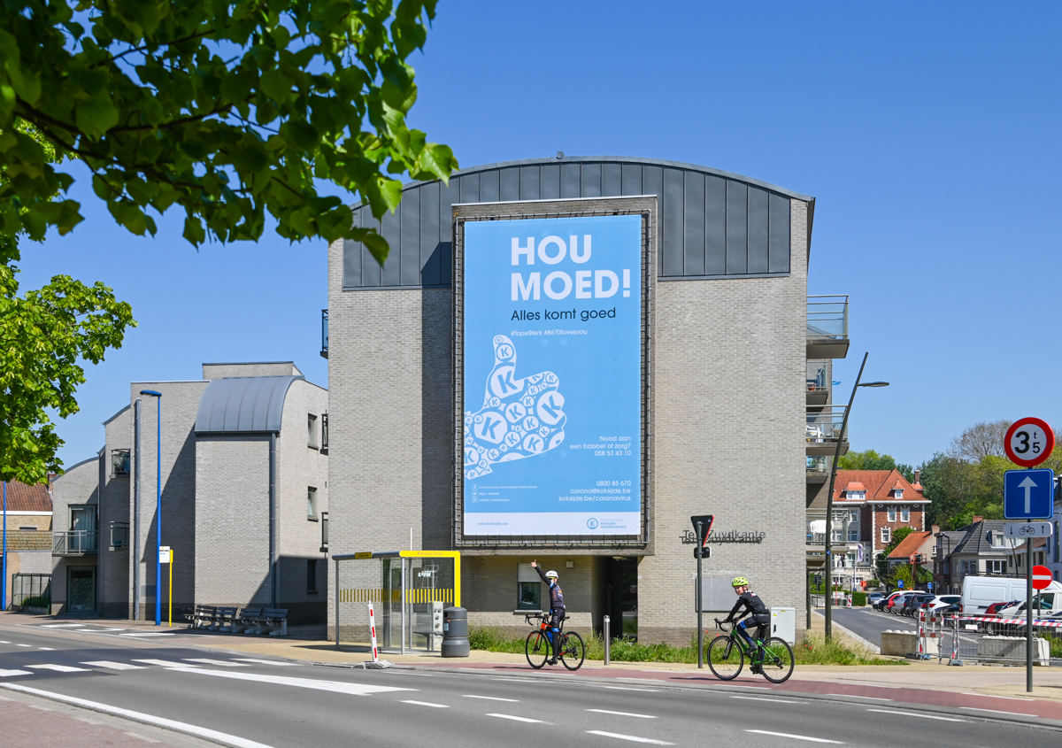 gem_Koksijde's tweet photo. Zag je hem al blinken aan het Hegerplein? ✨Ons ‘HOU MOED! Alles komt goed!’-doek! 👍🏼 We beginnen stilaan met de exitstrategie v/d Nationale Veiligheidsraad. Toch moeten we de maatregelen nog even blijven volhouden! 💙 Daarom een hart onder de riem! #kiekjevandedag https://t.co/O5O7AFQXgW