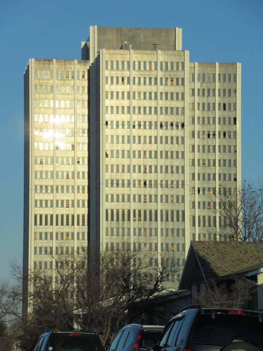 I took this pic in April 2019. I love the color on the Tower at sunset. Broken windows aren't *too* noticeable unless you zoom in. Hate to notice the demolition cuts but I love the color! I don't understand why they gave up on such a beautiful and unique piece of architecture. 🌆
