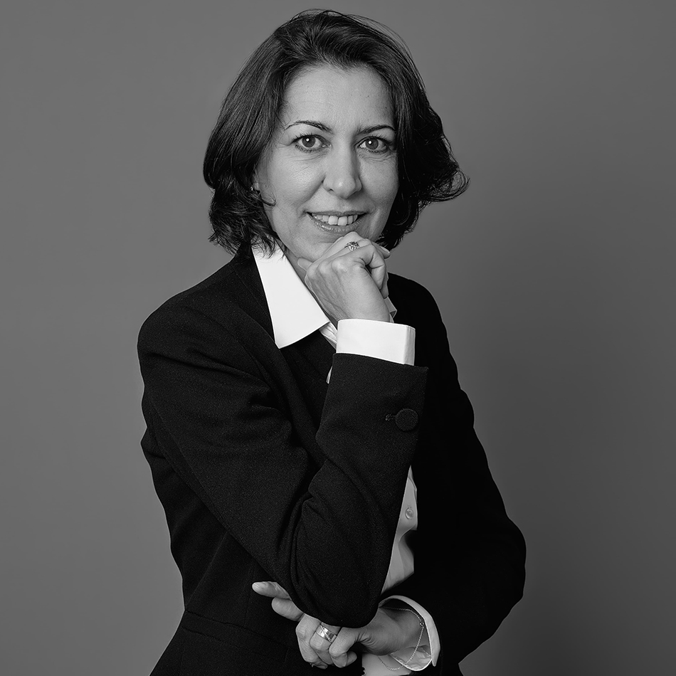 SHC_Paris's tweet photo. 🤗 Connaissez-vous Ouafa ? Gouvernante générale chez SHC, elle apporte à ses équipes bienveillance et expertise au quotidien ! 🥰

⭐️ Pour découvrir son portrait façon “ELLE” : https://t.co/X5saFyeshl https://t.co/GaTKSyfBeB