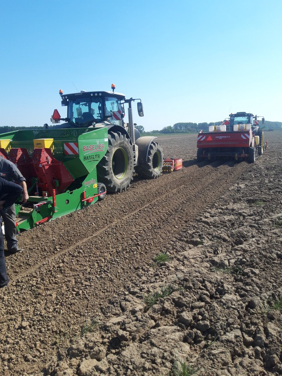 Demo gehad van #baselier door @gembokje in #DeHeen. Kneiterharde grond kapot malen. Bij Thes Agro