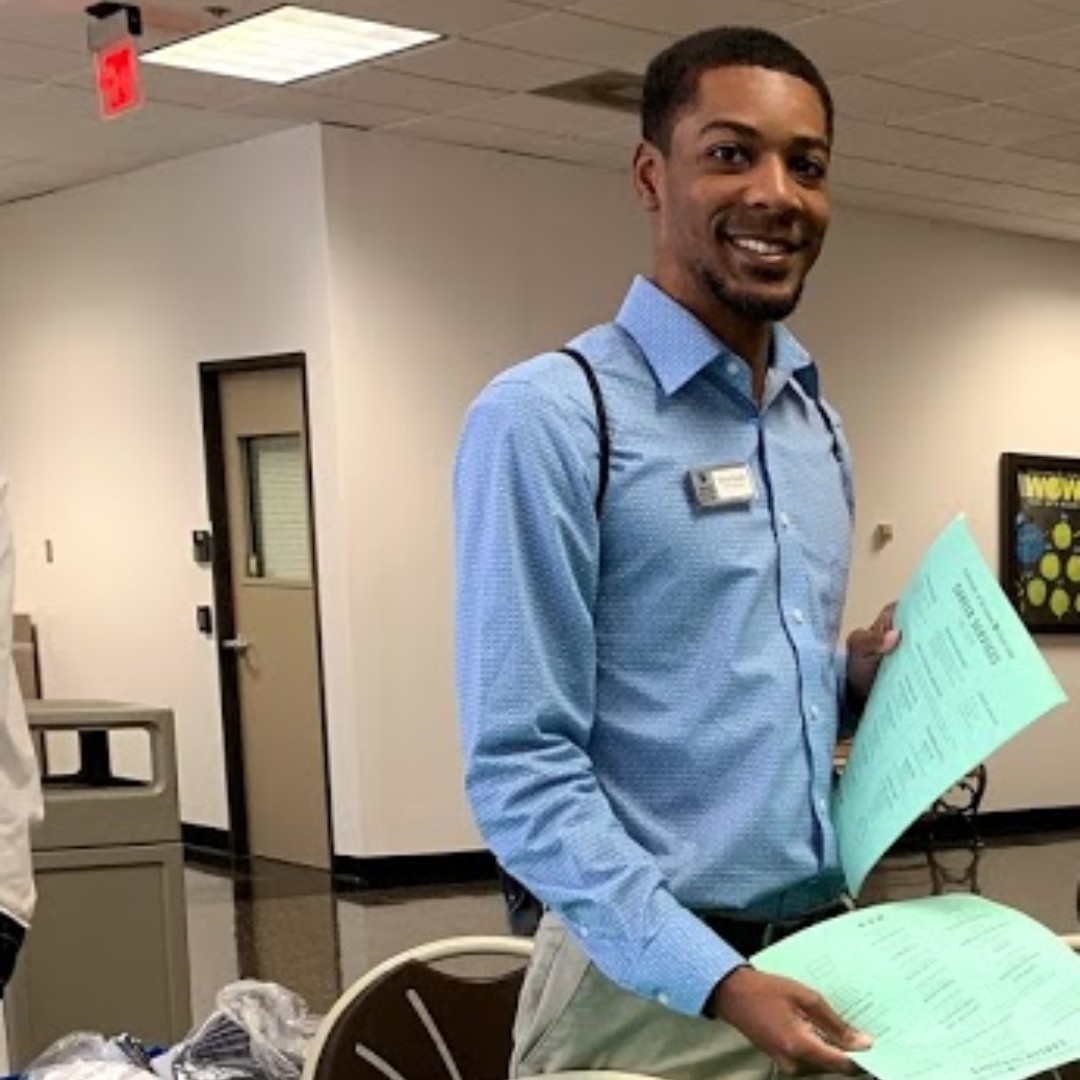 UHCLCareer's tweet photo. Meet Randle! He is part of the Career Adviser Team and a Legal Studies major at UHCL. If you need help with your resume send it to careeradvisers@uhcl.edu or upload it to Jobs4Hawks. Randle and all of our advisers are available Monday through Friday from 10am to 5pm. https://t.co/sMuioV2cnh