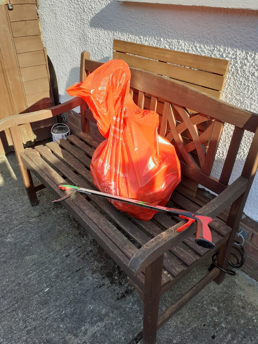GaryDisley's tweet photo. 5 minute litter pick at the back of where I live. Don't be a lockdown litter lout #prestatyn @Keep_Wales_Tidy @2minstreetclean  @kwt_denbighshir https://t.co/RMZILl87OI