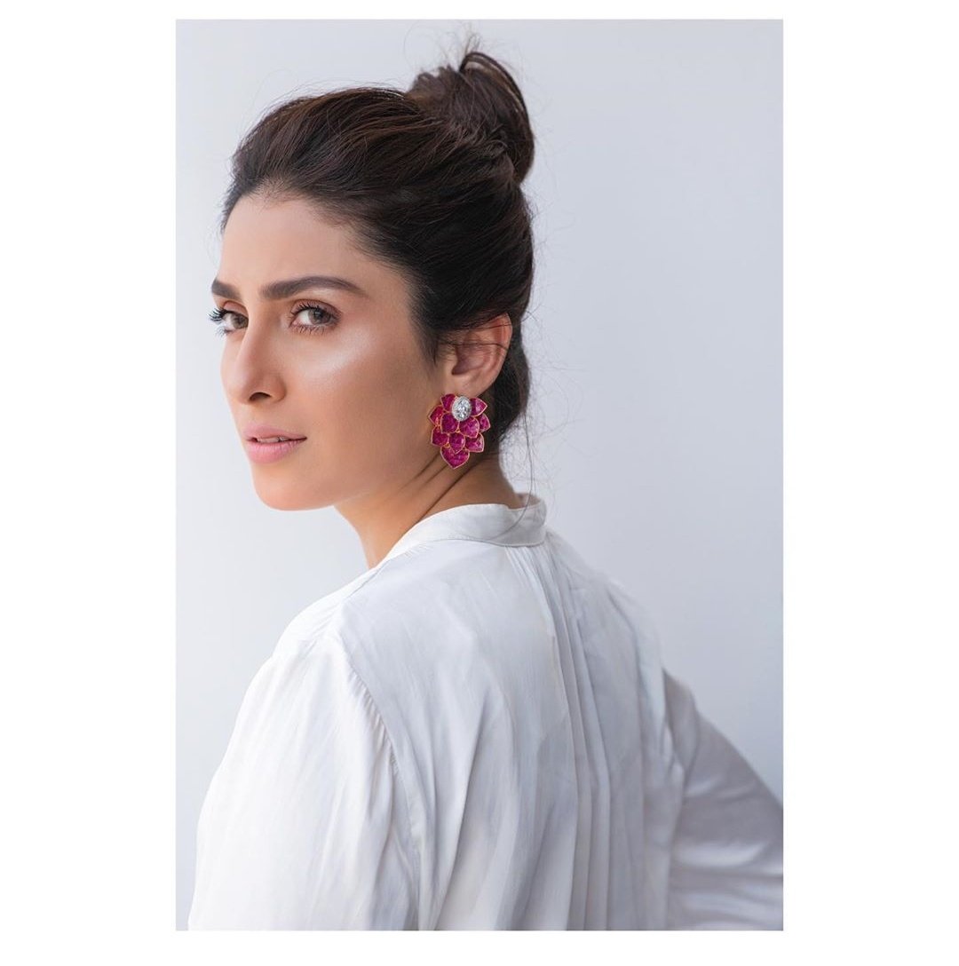 Ayezakhan_ak's tweet photo. Don't look back, you are not going that way.
π #AllurebyMHT
π @AnilaMurtaza
πΈ @KashifQadri https://t.co/tKFzm5ebae