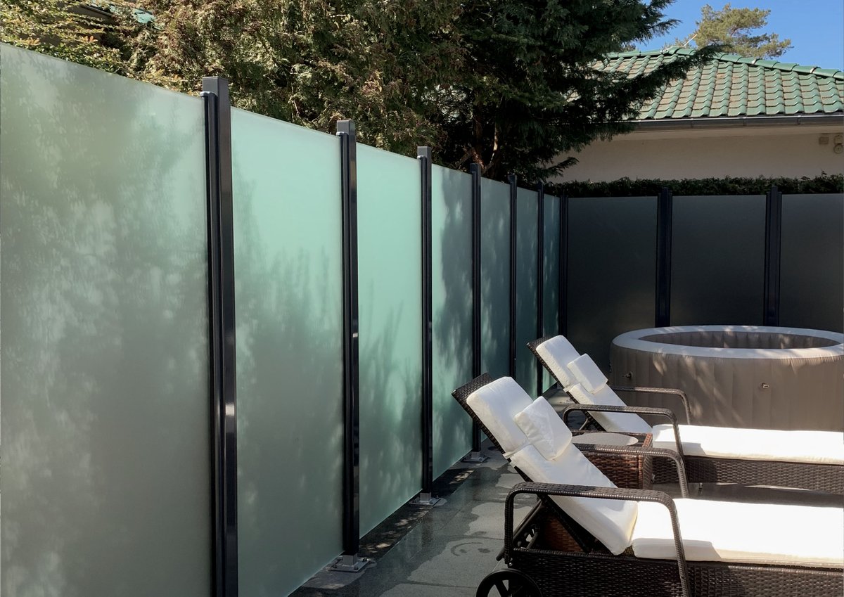 zaunausglas's tweet photo. Eine #Wellness-#Oase im eigenen #Garten? Mit unserem #Sichtschutz-#Glaszaun kein Problem! Schaffen Sie neue Räume. Zum Beispiel mit unserem Klassiker BEU-1902-Z. Einseitig #satiniert, #pflegeleicht, zu einem sensationellen #Preis im #Onlineshop bestellen: https://t.co/NIo9SHlaQN https://t.co/L2PFPpfjDj