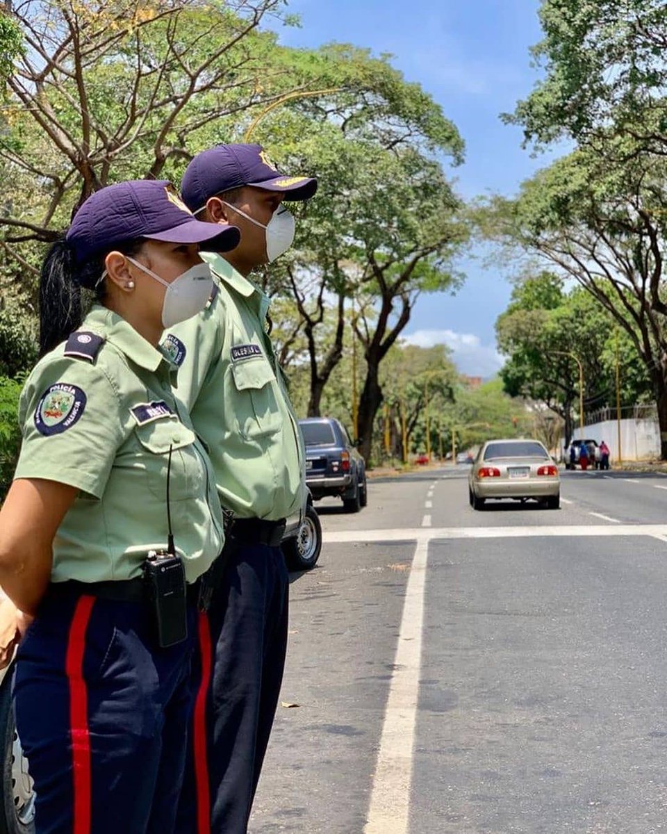 AleMarvez10's tweet image. Un equipo de hombres y mujeres se mantienen activos en las calles velando por el cumplimiento de las normas para prevenir la propagación del Covid19 en la ciudad, una ardua labor que se ejecuta siguiendo lineamientos del alcalde @Alemarvez10 y del gobernador @rafaellacava10
