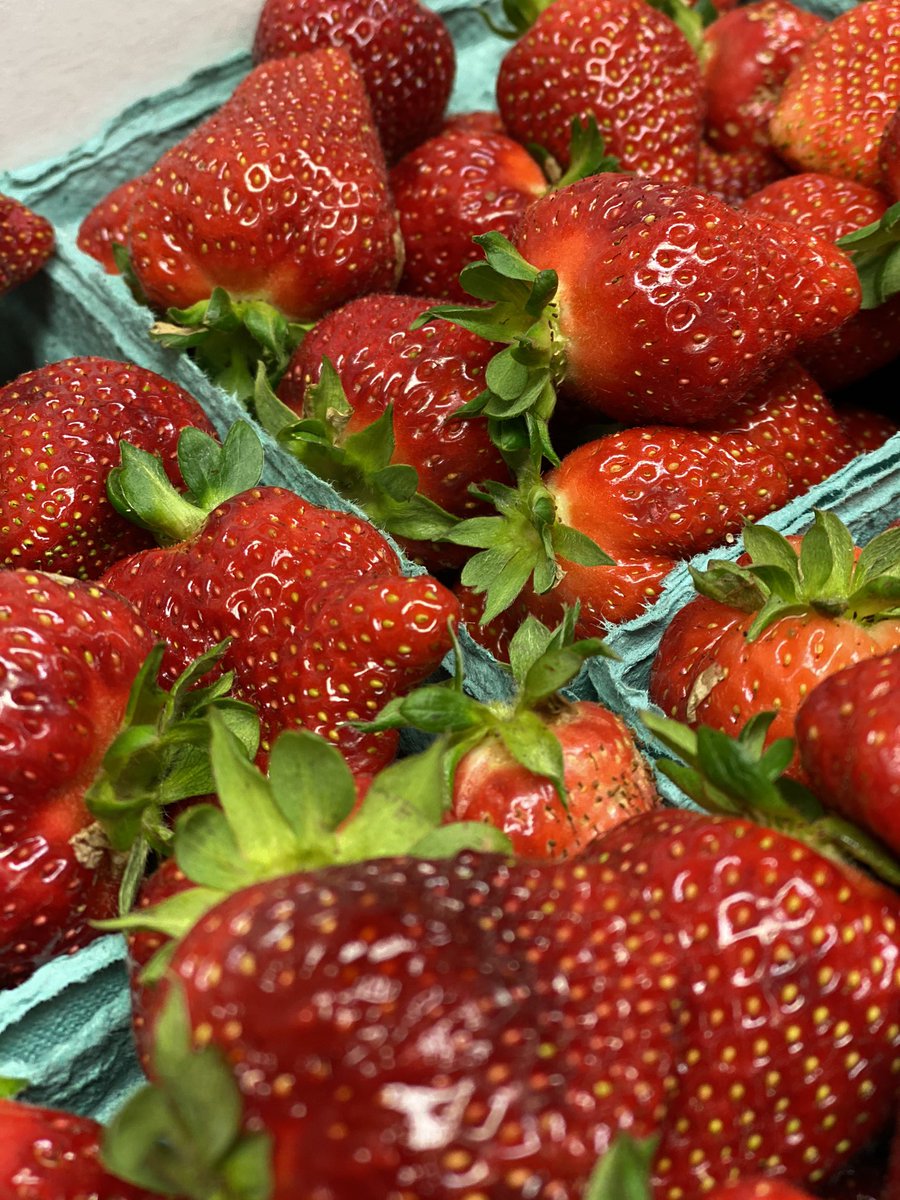 🍓Local strawberries are here!🍓#shoplocal #strawberries #produceplace #sylvanpark