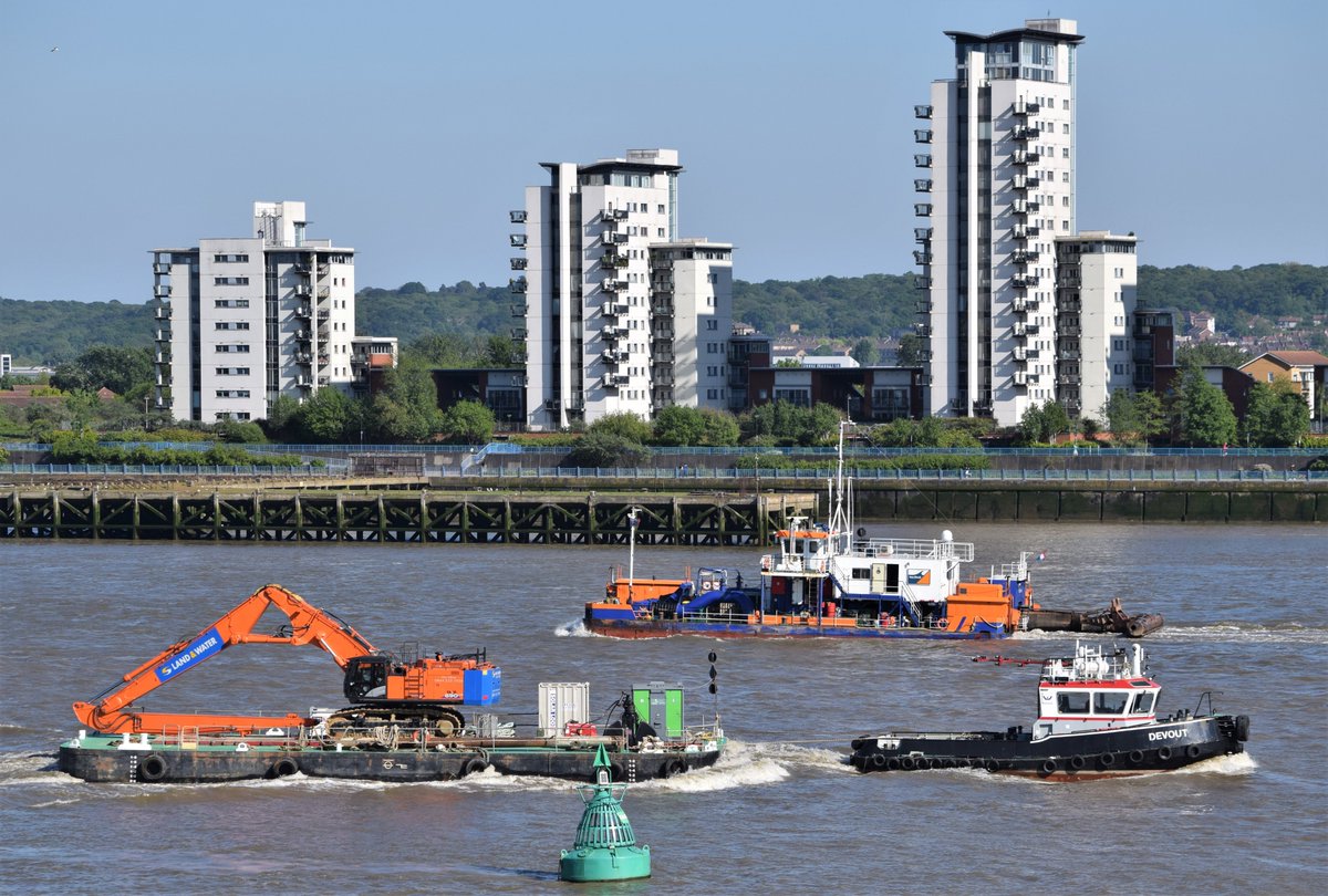 AJBC_1's tweet photo. #LockdownShipSpotting
@Thamescraft's #tug DEVOUT seen just after departing the #KGVLock with a @LandandWaterCo longreach excavator on a pontoon heading up the #Thames to #London
#dlr_blog https://t.co/jscxtIHoCX