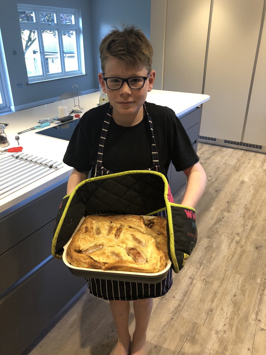 KatieDelo3's tweet photo. @ArdinglyPS It’s Wednesday so that means another meal from chef Eddie - Toad in the Hole with peas and onion gravy #totallyscrumptioUS and totally all gone! https://t.co/oDGJrI8Xvz