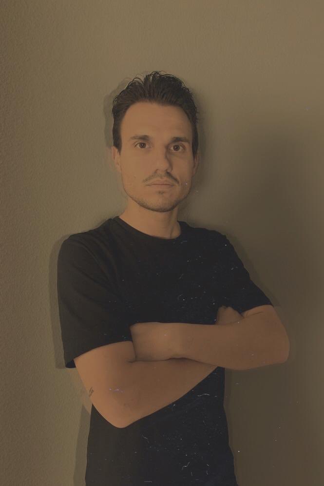 Como ya sabéis hace unos meses Manuel Cantero abandonó por motivos personales la banda. Agradecemos enormemente su aportación en la banda. Hoy es el momento de presentar a nuestro nuevo componente, que se encargará de los teclados y atmósferas. Bienvenido Lawr Casas!