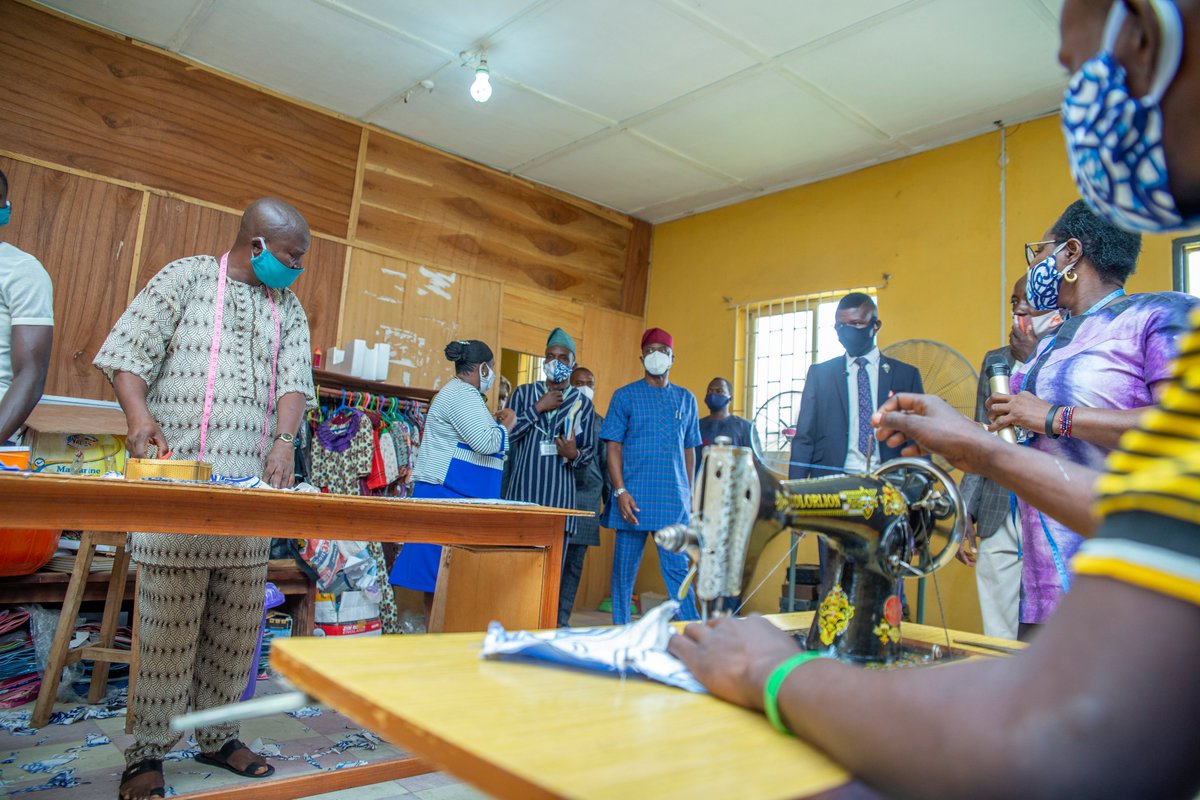 seyiamakinde's tweet image. On our way to Igbo-Ora, we stopped at the Directorate of Vocational Skills and Entrepreneurship Studies at the Ibarapa Polytechnic, Eruwa, where Adire (tie and dye), bed sheets, and face masks are being produced.