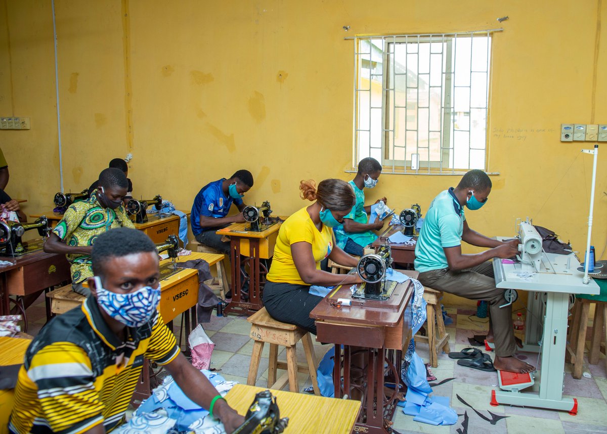 seyiamakinde's tweet image. On our way to Igbo-Ora, we stopped at the Directorate of Vocational Skills and Entrepreneurship Studies at the Ibarapa Polytechnic, Eruwa, where Adire (tie and dye), bed sheets, and face masks are being produced.