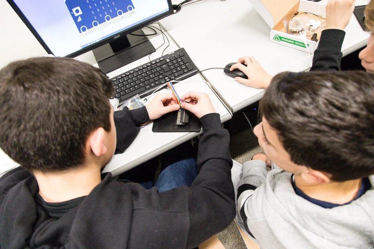 CoderDojoQuartu's tweet image. #Scuola, 400 milioni di euro per portare la banda ultra larga in 32mila istituti: bit.ly/3b94w86 
#DigitalDivide