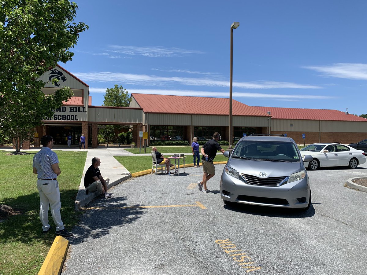 Happy Drive-by, social distancing, Teacher Appreciation week!! Thankful for all of the wonderful teachers <a href="/RichmondHill_HS/">Richmond Hill High</a> 🐾💛🖤#weloveourteachers #thankateacher