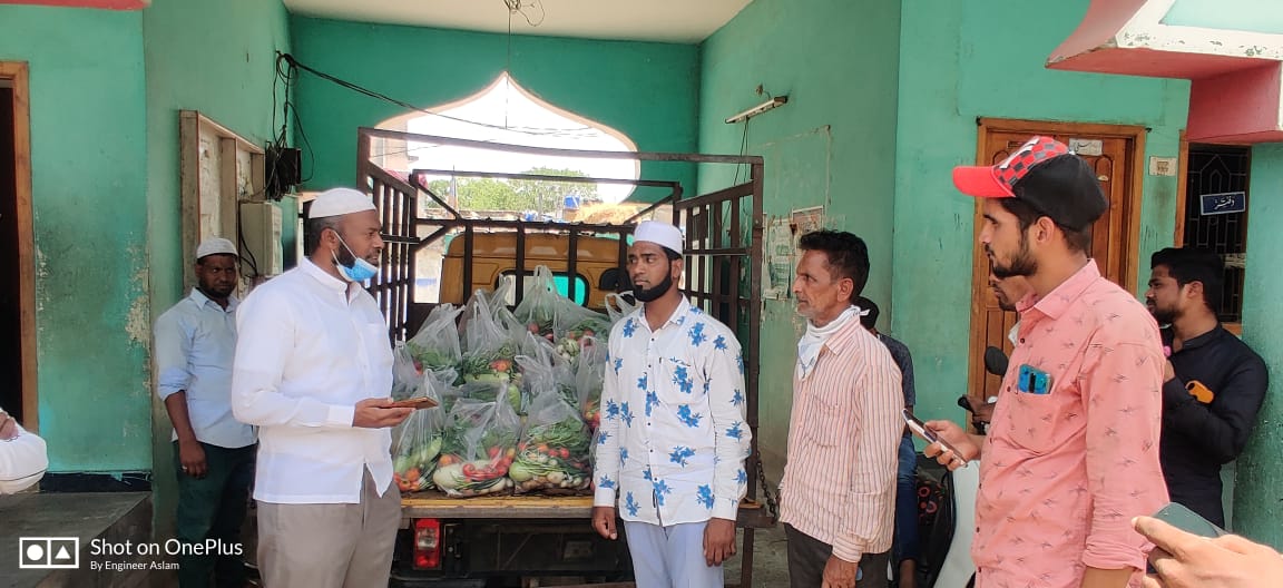 ShaikMusheerMIM's tweet photo. Today Distributed Ration Kits &amp; Other Necessary Items In Different Localities of Bodhan.. @asadowaisi https://t.co/YpFVjwR29z