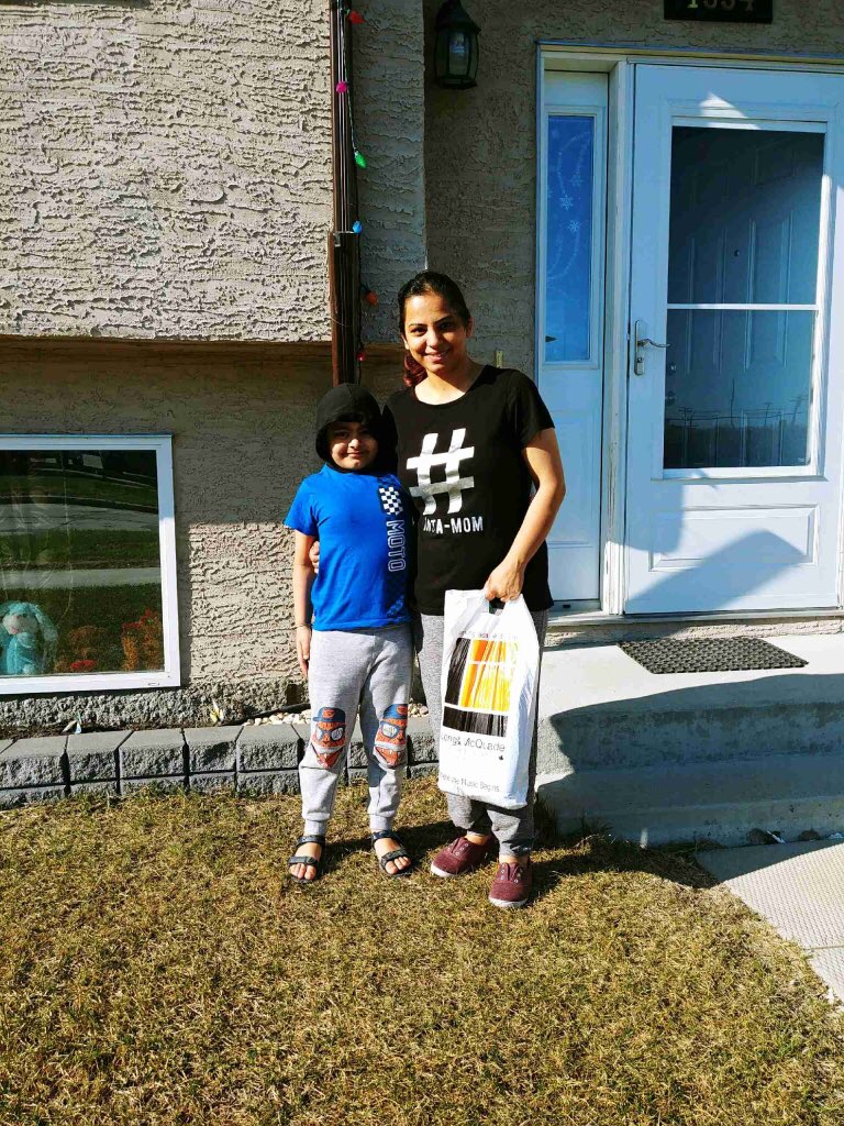 SandyJStevenson's tweet photo. It’s so great to see students’ smiles when their teacher visits their home! Thanks Ms Battaglia for sharing! @LordNelsonWSD @WinnipegSD https://t.co/nUjx9mlfpr