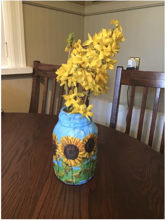 mamafrogofthree's tweet photo. Thankful for the 4-H program to help fill our days with fun educational projects! Carley, a Brant County 4-H member created a Papier-mâché vase ~ just in time for Mother’s Day @4HOntario @4Region4 #BrantCounty4H https://t.co/fHS4DfIiBc