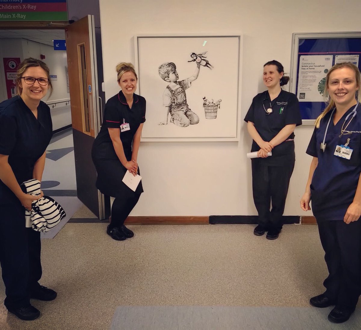 Revista_Sputnik's tweet photo. «Game Changer», la obra con la que #Banksy reapareció en un hospital para honrar al personal médico que combate la pandemia alrededor del mundo. 👨‍🔬👩🏽‍⚕️👨🏼‍🔬👩🏻‍🔬 https://t.co/jVWvl0weMj