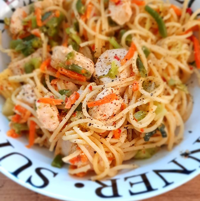 Green thi chicken and vegetable stir fry, and i decided to add noodles and seasoned with black pepper<a href="/tag/thisismeloungerlockdown"class="tags"><span>#thisismeloungerlockdown</span></a>