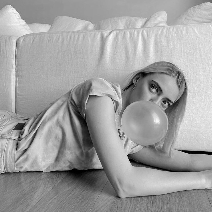 SiaStP's tweet photo. Artsy bubble gum blowing. 😘 https://t.co/3tmUaDwJfS