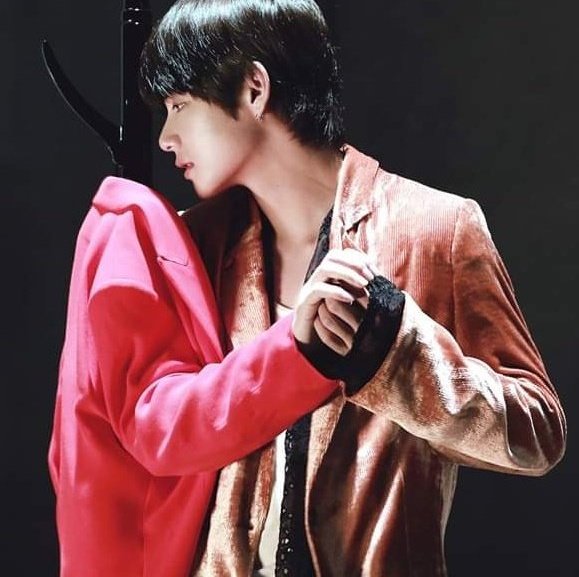bangtanboys1jin's tweet photo. Ne ara 2 yıl geçti hiç bilmiyorum daha dün gibi sanki bize sesin ile bu şaheseri verdiğin için teşekkürler
#2yearsWITHTFTMN https://t.co/Tdiy7IgzOt