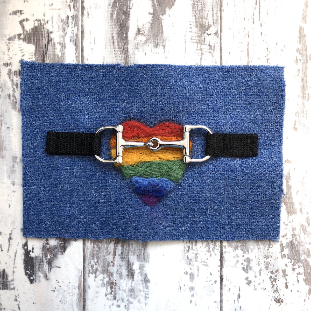 Rebridled's tweet photo. Trying something new
Neddlefelted #rainbowheart on blue tweed with a miniature #horse bit
Ready to be made in to a pouch
https://t.co/93FDZoZj36 

#horsechat  #rainbow #ponyhour #countryliving  #equinehour #horsebloggers #StyleReins #horseandhoof #totallyhorseandpony https://t.co/hRbKUKEtly