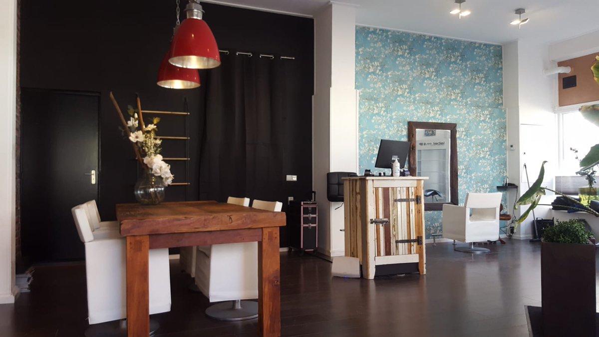 Yess.
Ik mag weer aan de bak.
Fijn voor jullie maar ook voor mij.
Ik zou bijna vergeten hoe ik moet knippen 😁
Maandag mogen we weer open en dat ga ik dus ook doen.
Vanaf morgen kun je bellen naar de zaak om een afspraak te maken.
Tot snel.
0570 630281