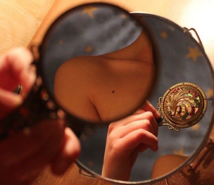 ip37_'s tweet image. قيل أن الشامة علامة وضعت تعني “قبّل هُنا”