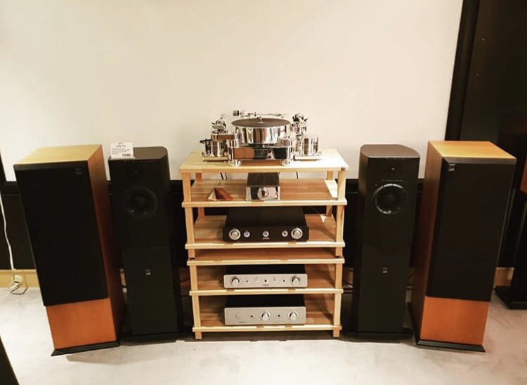 Paired with @smeaudiouk, @sugdenaudio &amp; #ATCAudio equipment, this six-tier Podium Slimline at #HifiPawlak's Essen store delivers a cleaner, clearer musical performance. Precision-engineered from the finest solid oak, the Podium Slimline is available in any bespoke dimensions.