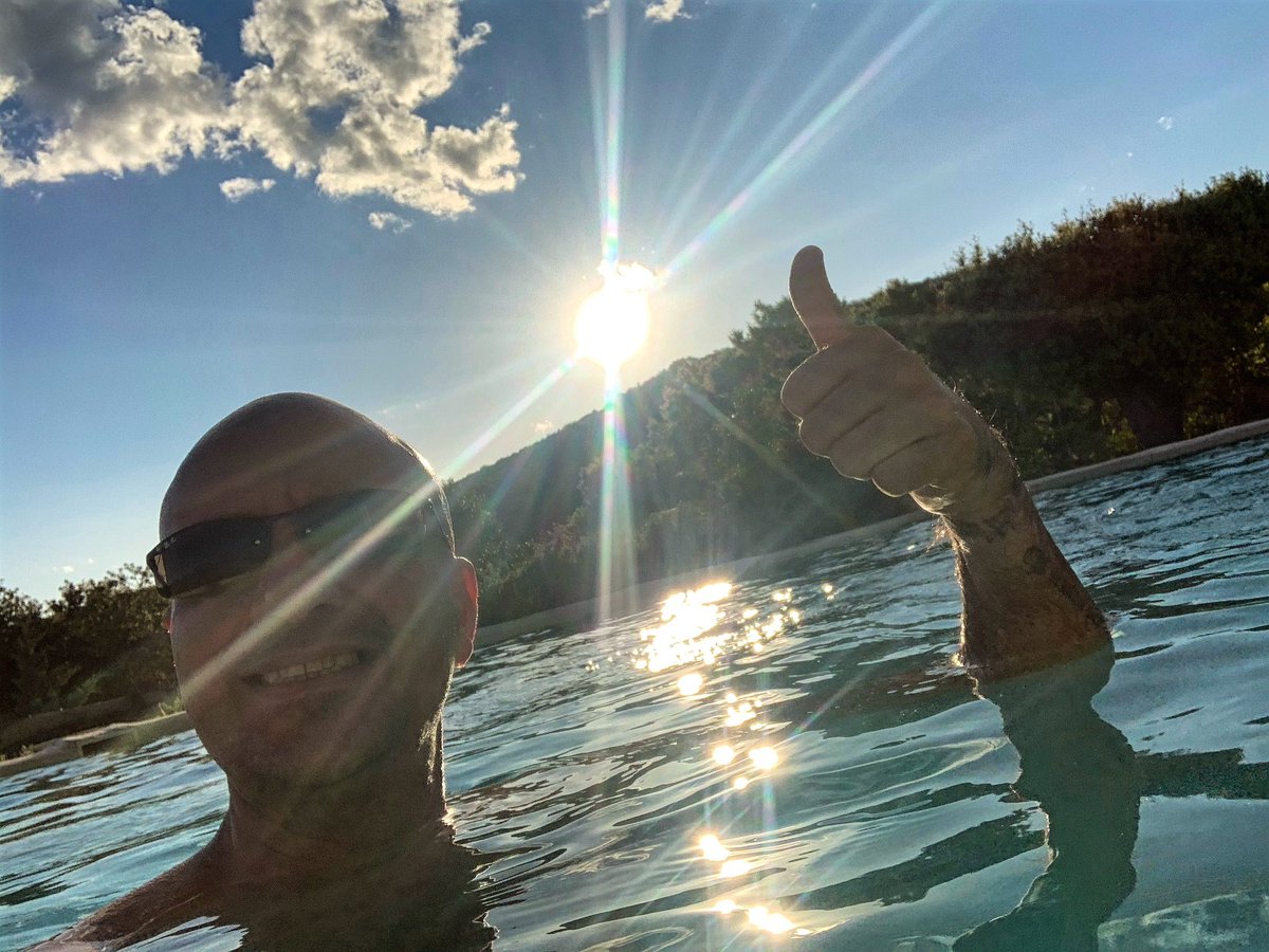 DiTullioJM's tweet photo. Je déclare officiellement ouvertes les journées de farniente dans la piscine...
La saison est lancée, bonne soirée et bon confinement les gens... 

#RestezChezVous #Confinement 
#MaîtreGifs #Occitanie #passionné #LaVieEstBelle #MiaCasa 🥰
#ensembleàlamaison #LeSud #NouvelleVie https://t.co/bgkW9Q7FRo