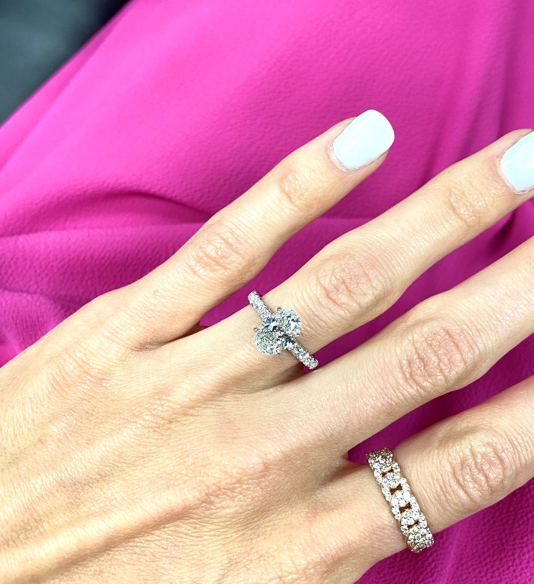 bovadiamonds's tweet photo. So much #sparkle! Pictured is a 1.71CT E VS1 #Oval set in a 14kt White Gold shared prong #diamondengagementring. #BuyBova #WholesaleEngagementRings #Diamonds #LooseDiamonds #WhiteGold #EngagmentRingsDallas #DallasDiamonds #WholesaleDiamonds #WillYouMarryMe https://t.co/VGfuLBUUtc