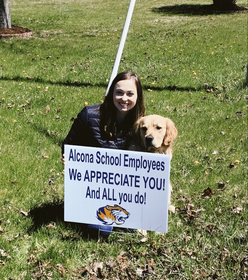 mrsdellar_'s tweet photo. What a surprise yesterday! Missing my @AlconaTigers family! 🐯💙💛 #TeacherAppreciationWeek2020 #TigerPride https://t.co/FsbPxEMRvh
