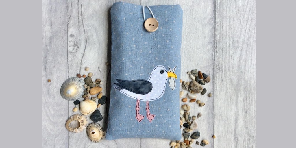 JHtextiledesign's tweet photo. Hi everyone, hope you have had a great day. Walking around our #harbour in #Cornwall I think all the #seagulls are missing the pasties. Cheeky little #gull #freemotionembroidered onto pretty blue #speccase #HandmadeHour #handmade https://t.co/8me05d8HlW