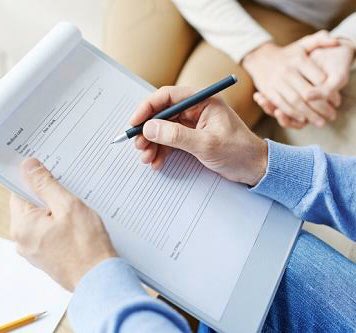 Помощь в заполнении документов. Документы в руках. Человек заполняет документы. Помощь в заполнении документов. Изучать документы.