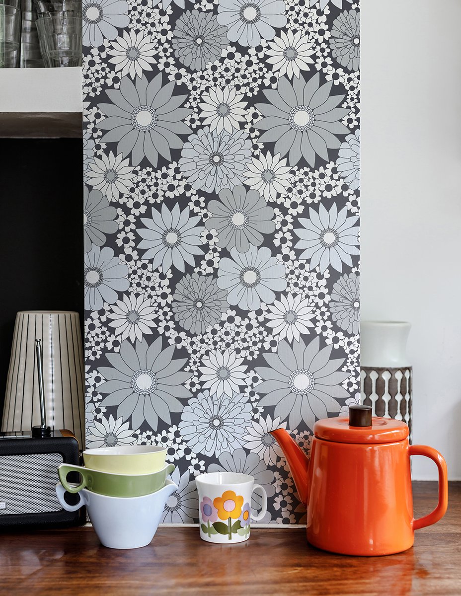 LaylaFaye1's tweet photo. Why not bring spring indoors? Our latest @laylafayeinteriors wallpaper collection brings playful flowers into your home. Available @WALLPAPERDIRECT https://t.co/kVPq3VgWDc