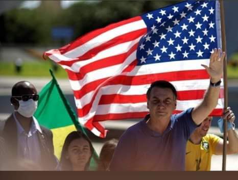 RogerRj2000's tweet photo. NUNCA VI O PRESIDENTE DOS ESTADOS UNIDOS AMÉRICA USANDO A BANDEIRA DO BRASIL 🇧🇷, NÃO DA PRA ACREDITAR NO NOSSO PRESIDENTE USA A BANDEIRA DE OUTRO PAÍS 🇱🇷 #JornalNacional https://t.co/dM0dXmKhni