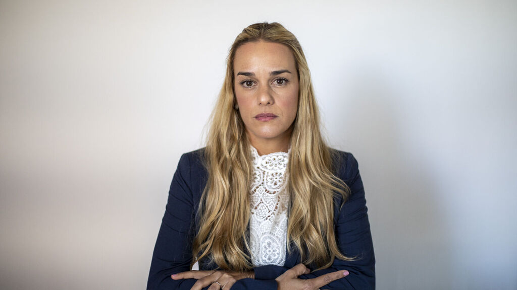 weplash's tweet photo. 🇪🇸 : ¡Qué bella Adele!
🇦🇷 : ¡Qué bella Adele!
🇲🇽 : ¡Qué bella Adele!
🇨🇴 : ¡Qué bella Adele!
🇪🇨 : ¡Qué bella Adele!
🇺🇾:  ¡Qué bella Adele!
🇻🇪 : ¡Coño, se parece a Lilian! https://t.co/fZ4mGt0aHT