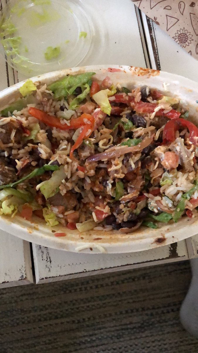 ryanvijums22's tweet photo. @ChipotleTweets I ordered corn salsa, and wasn’t given any. Can I get a free side of guacamole next order? https://t.co/hmKZf7uJaq