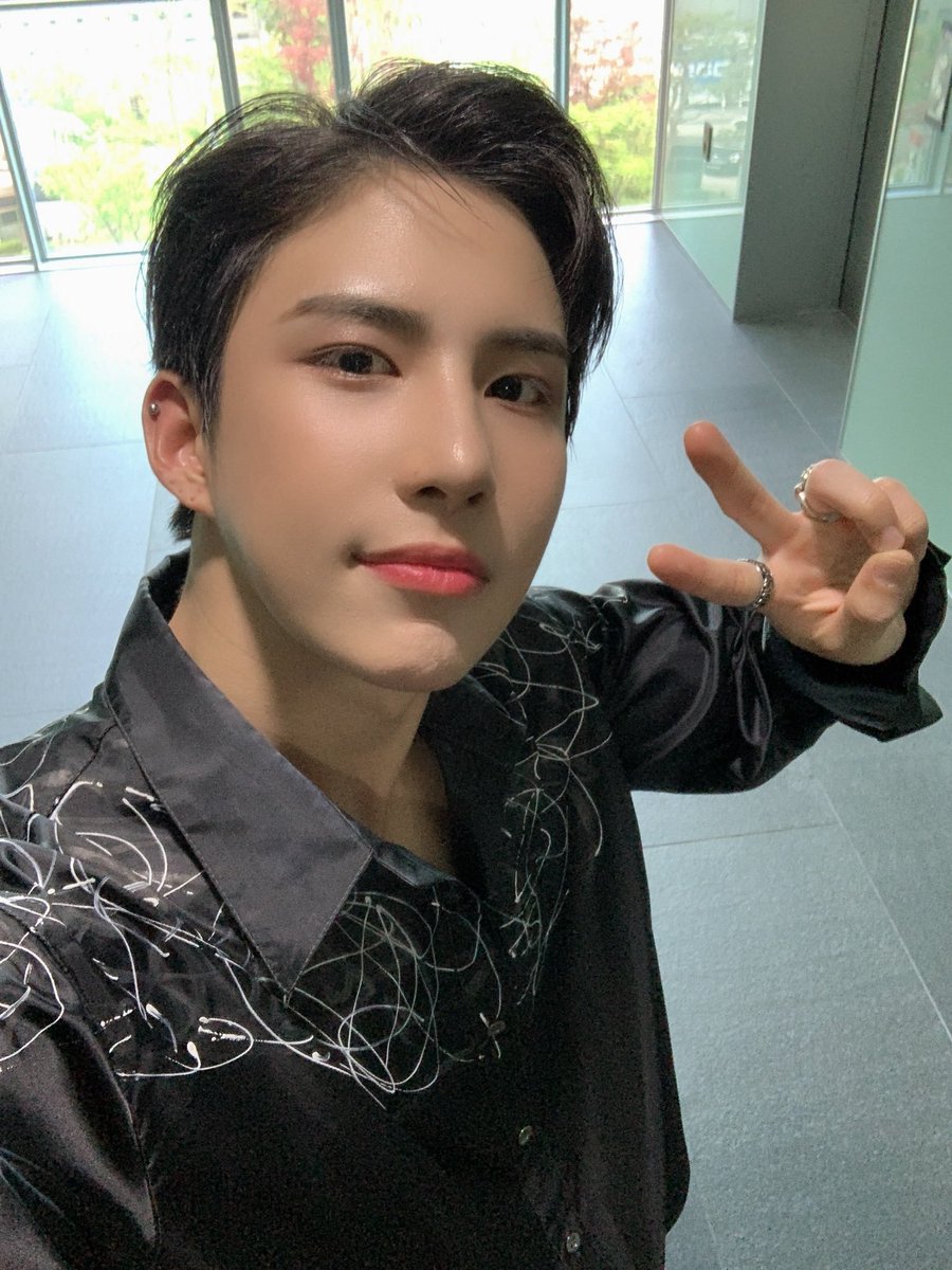 KimSeyoonFR's tweet photo. 📷 | 05.05.20 | TWITTER 🤖

➧ “Choices, avez-vous regardé The Show et Idol Radio aujourd'hui ??
C'est tellement bon d'arriver à vous voir le Jour des Enfants !! Merci beaucoup et je vous aime 🤭”

© @official_ACE7
🇬🇧 acetranslation
🇫🇷 KimSeyoonFR https://t.co/Y0b32UHtlO