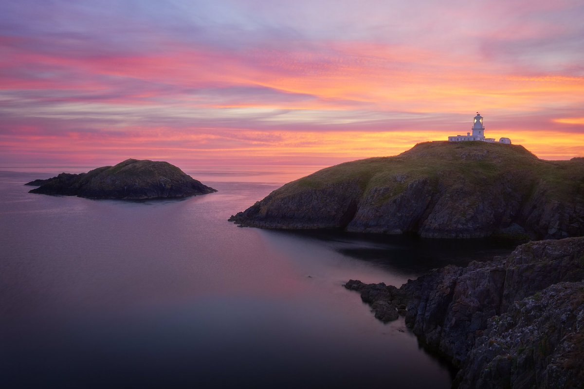One of the best sunsets I’ve ever seen. Strumble Head Lighthouse, Pembrokeshire - #madeinaffinity @affinitybyserif @visitwales @VisitPembs @trinityhouse_uk #strumblehead #landscapephotography #sunset
