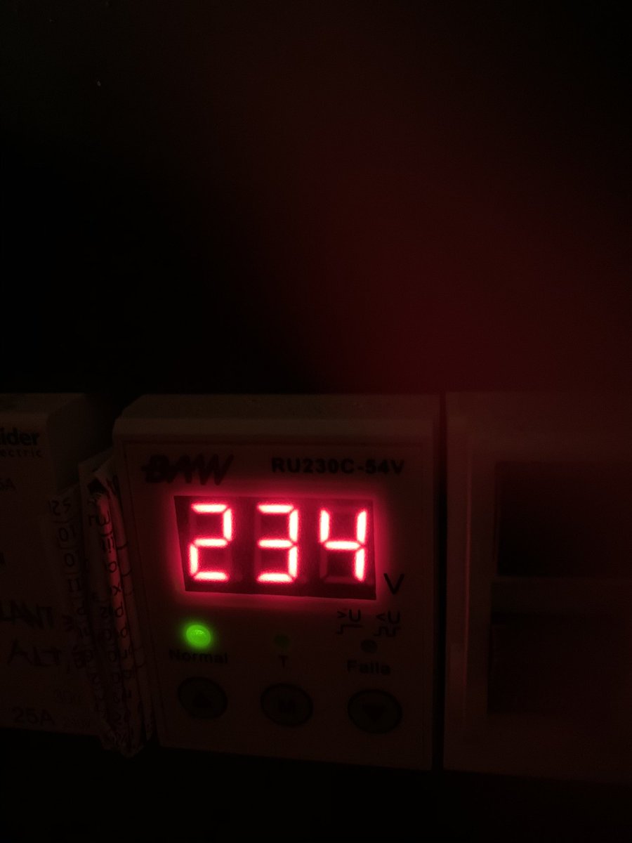 chechonis's tweet image. Gracias @OficialEdesur por las subidas de tensión. Antes estaba en 245... Después se queman los artefactos