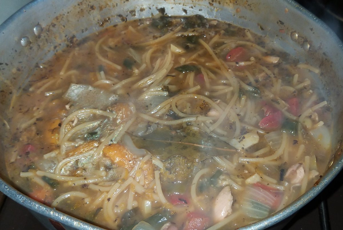 Marci_acade82's tweet photo. Con mi cacerola yo prefiero prepararme una buena sopa casera https://t.co/L13xeb5O4t