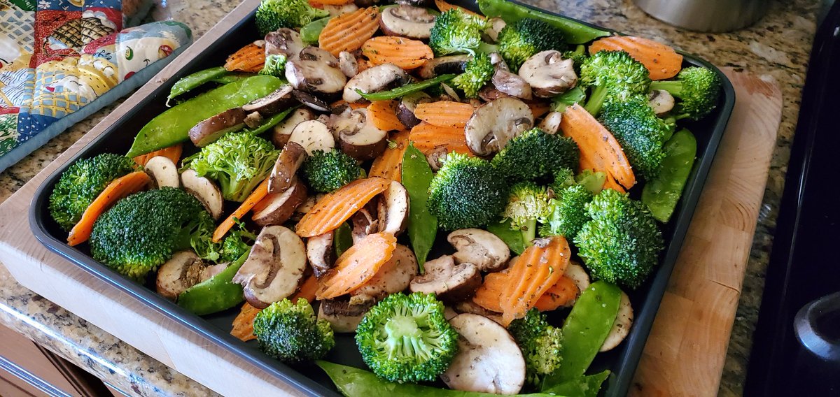 JohnEG78's tweet photo. First dinner in the @NinjaKitchen #Foodi Oven.  Boiled @Barilla #ProteinPlus Rotini with Roasted @HEB #Select Stir Fry Vegetable Mix.  Vegetables are seasoned with salt, garlic, Italian seasoning and Olive oil.  They were air baked in the Foodi at 325F for 14min. #Fantastic https://t.co/MBp2T9Vmif