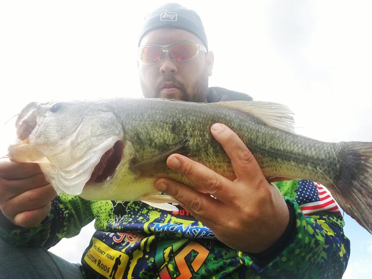 pondpredator's tweet photo. Marteaselures got it done today.  Another Donkey in the bag. Man I love tournament season. How much do you think it ways? Getting those steps in one cast at a time. When they are hungry, I must  oblige.  #fishinglifestyle #bassfishing #kybassfishing #socialdistancingatitsfinest https://t.co/XUqZMgbAHY