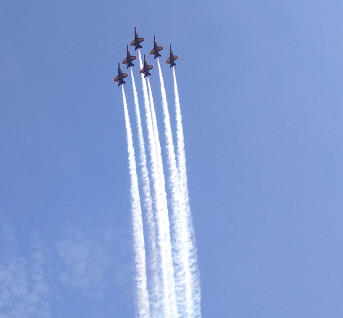 kafenimo's tweet photo. Awesome salute today by the Blue Angel's today honoring all the Covid19 responders. How special on Nurse's Day. ❤ https://t.co/baq4zIY96g