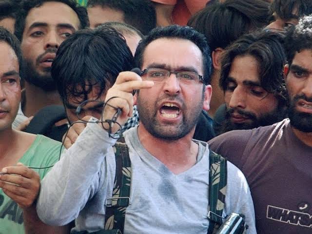 iamumairawan's tweet photo. Inshallah thousands of #RiyazNaikoo will emerge out from the Kashmir.
#Pakistan stands with #Kashmir and contains many #RiyazNaikoo in it.
#RiyazNaikoo_our_Hero 
#Covid_19 #COVIDー19 #رم��ان_كريم #COVID #Kashmir https://t.co/km9bHmiGiv