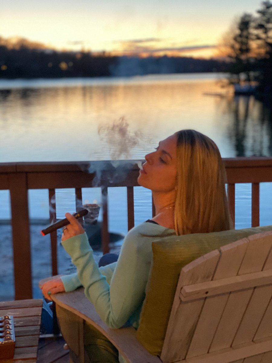 Evening smoke on the lake with La Sirena Cigars. #cigar #cigars #cigarlife #cigarsmoker #botl #sotl #cigarlifestyle #cigarsocialclub #cigarsofinstagram #cigarlounge #stogielife #cigarandspiritsmag #cigarsnobmagazine