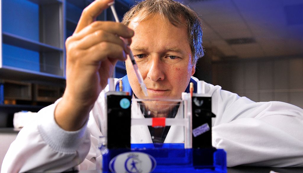 🔬🗞️ ARTICLE PERCUTANT CRSNG
Un #vaccin du futur contre la #COVID19

Il y a beaucoup de fébrilité en ce moment dans le labo de Denis Leclerc, prof <a href="/facmedUL/">Faculté de médecine – Université Laval</a> <a href="/universitelaval/">Université Laval</a> &amp; chercheur <a href="/crchuqc/">Centre de recherche du CHU de Qc-Université Laval</a>.

L'équipe développe un omni-vaccin basée sur le #papMV.

> ow.ly/fOrZ50zyWDT