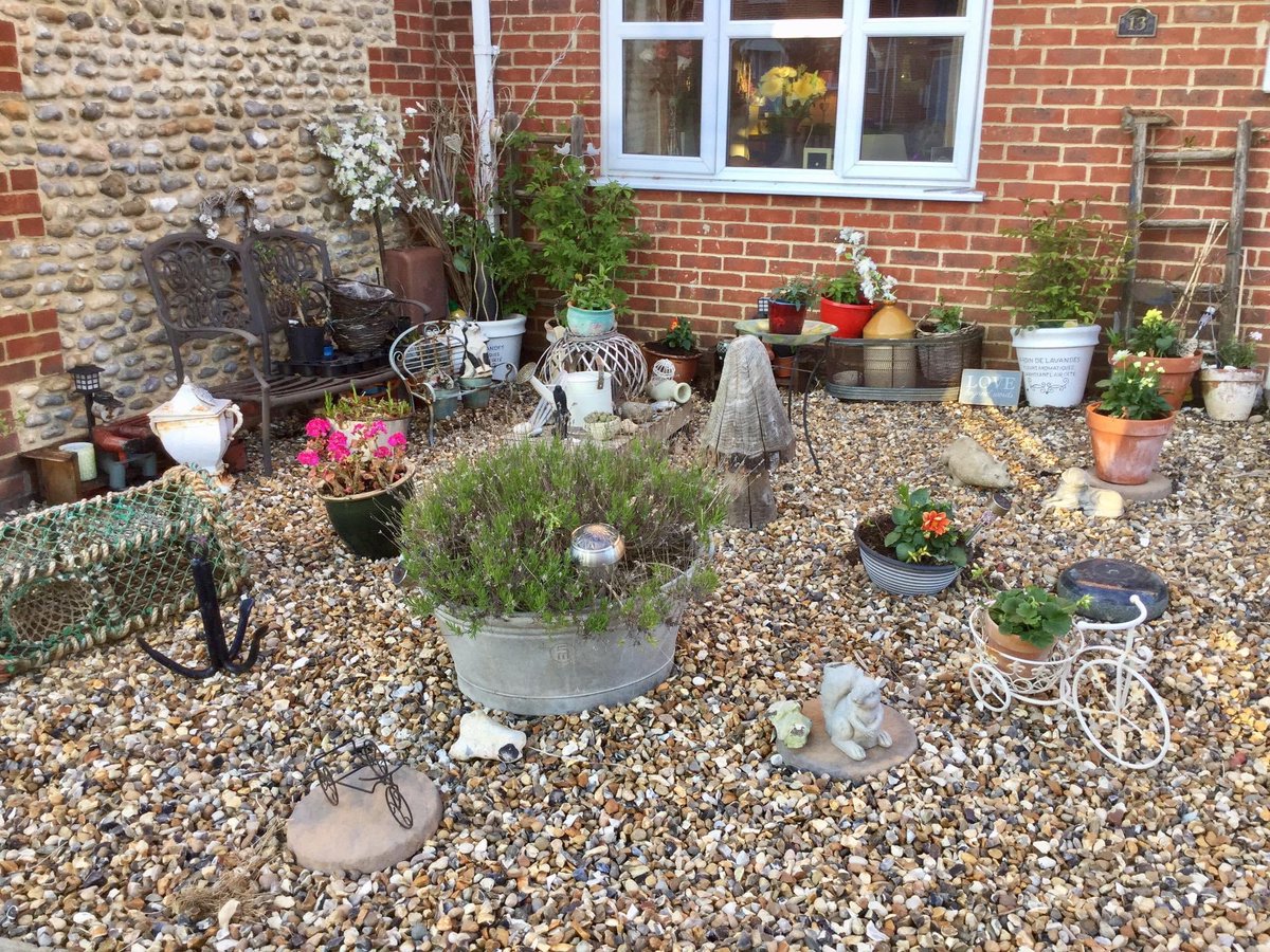 🌿🌸#Gardening is so therapeutic in #LockdownLife
I had a great time this afternoon planting the pots in my front garden with gorgeous lovelies from my local garden centre in #NorthNorfolk <a href="/OverstrandGC/">OverstrandGardenCtr</a> - And they delivered - great service!